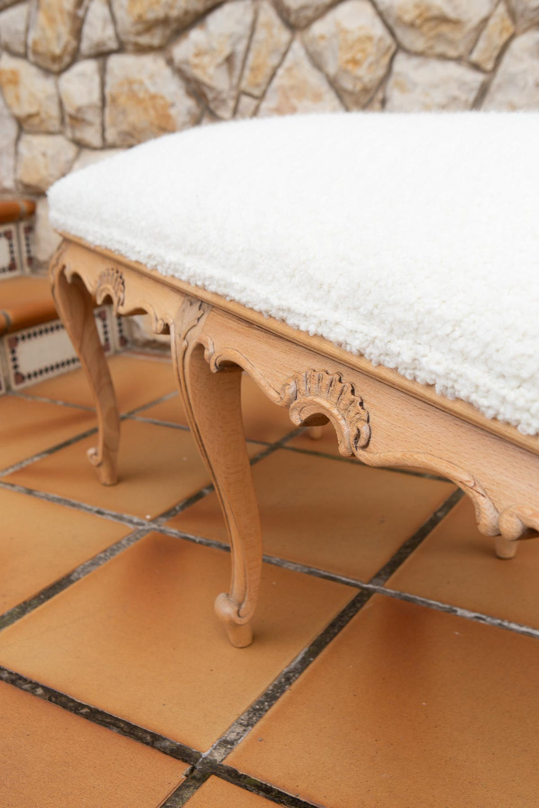 Gran banqueta madera castaño tapizado rizo blanco (108 cm)