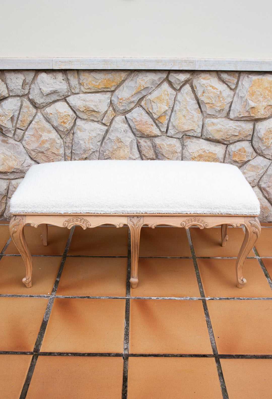 Gran banqueta madera castaño tapizado rizo blanco (108 cm)