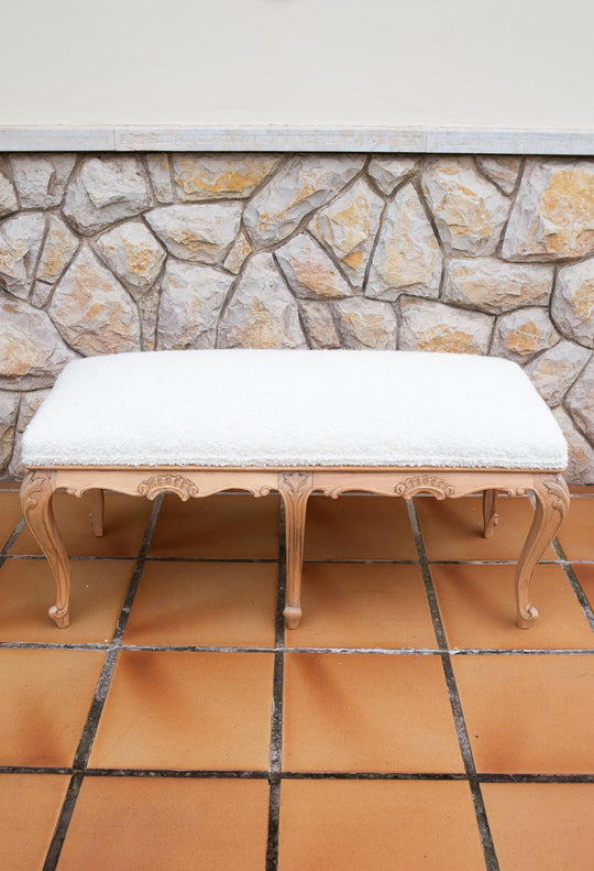 Gran banqueta madera castaño tapizado rizo blanco (108 cm)