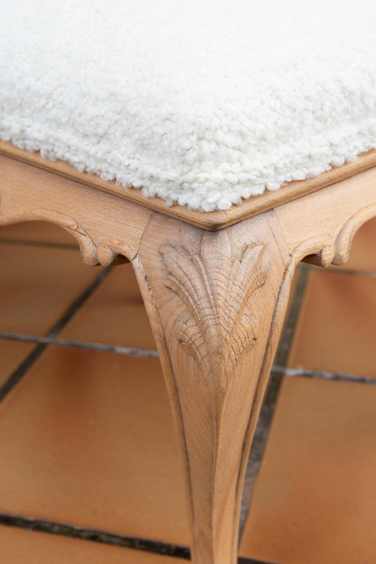 gran banqueta madera lavada castaño tapizado rizo blanco antigua