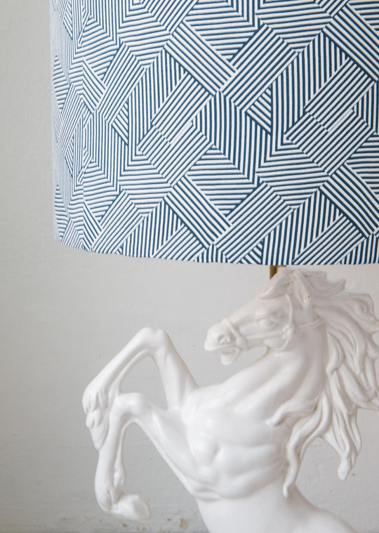 Gran lámpara de mesa caballo loza blanca (VENDIDA)