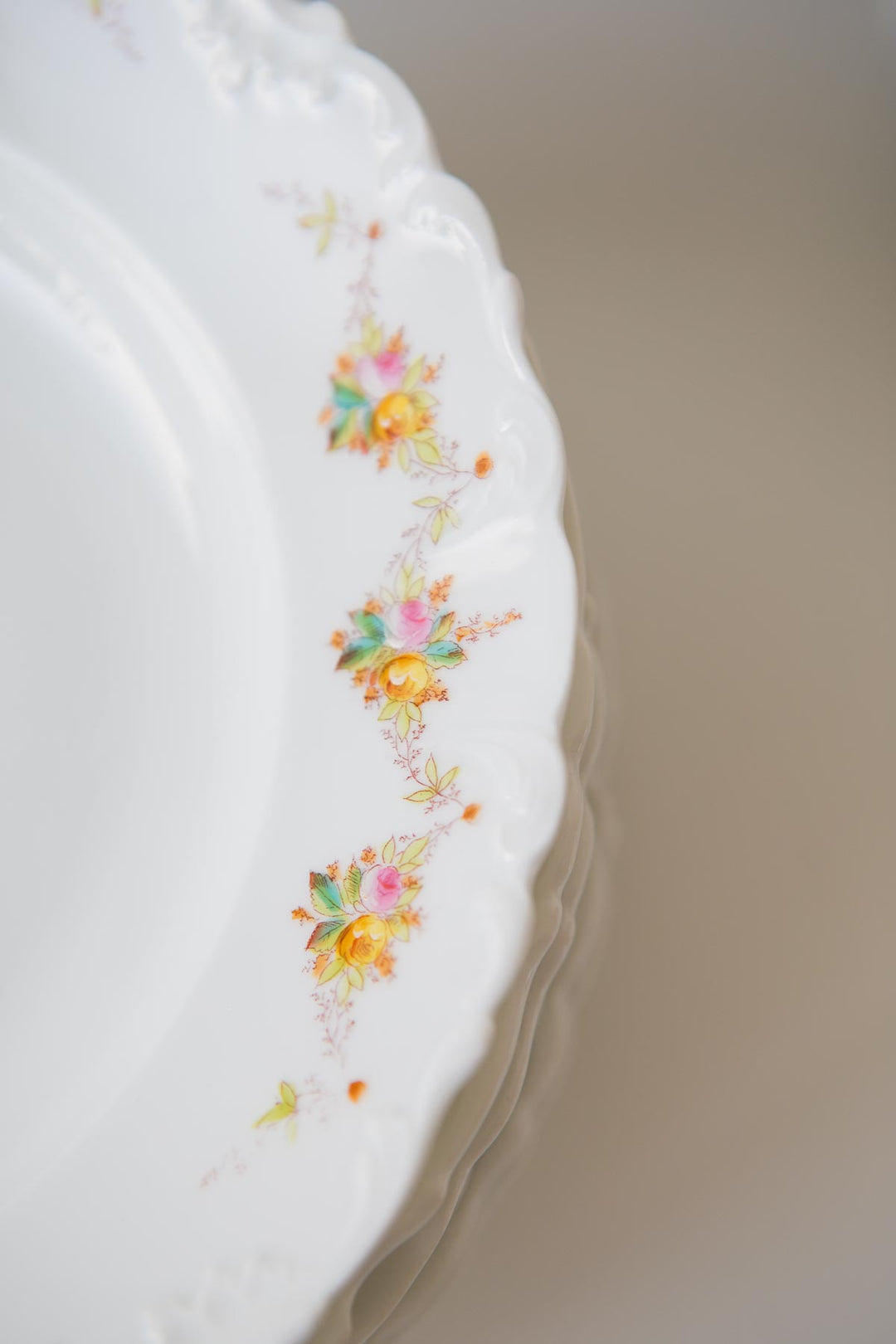 Antigua vajilla porcelana francesa Limoges florecillas amarillas (VENDIDA)