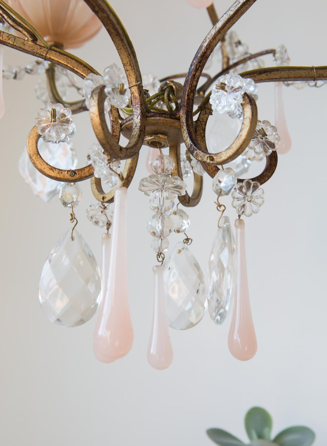 Lámpara francesa hierro dorado opalina rosa (VENDIDO)