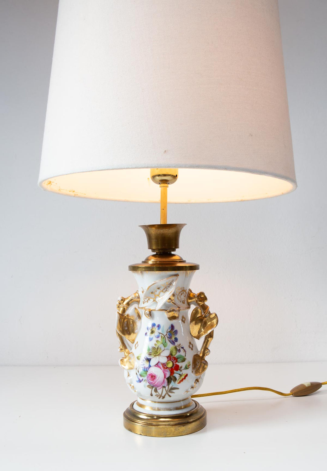 Antigua lámpara mesa francesa porcelana flores s. XIX (38 cm)