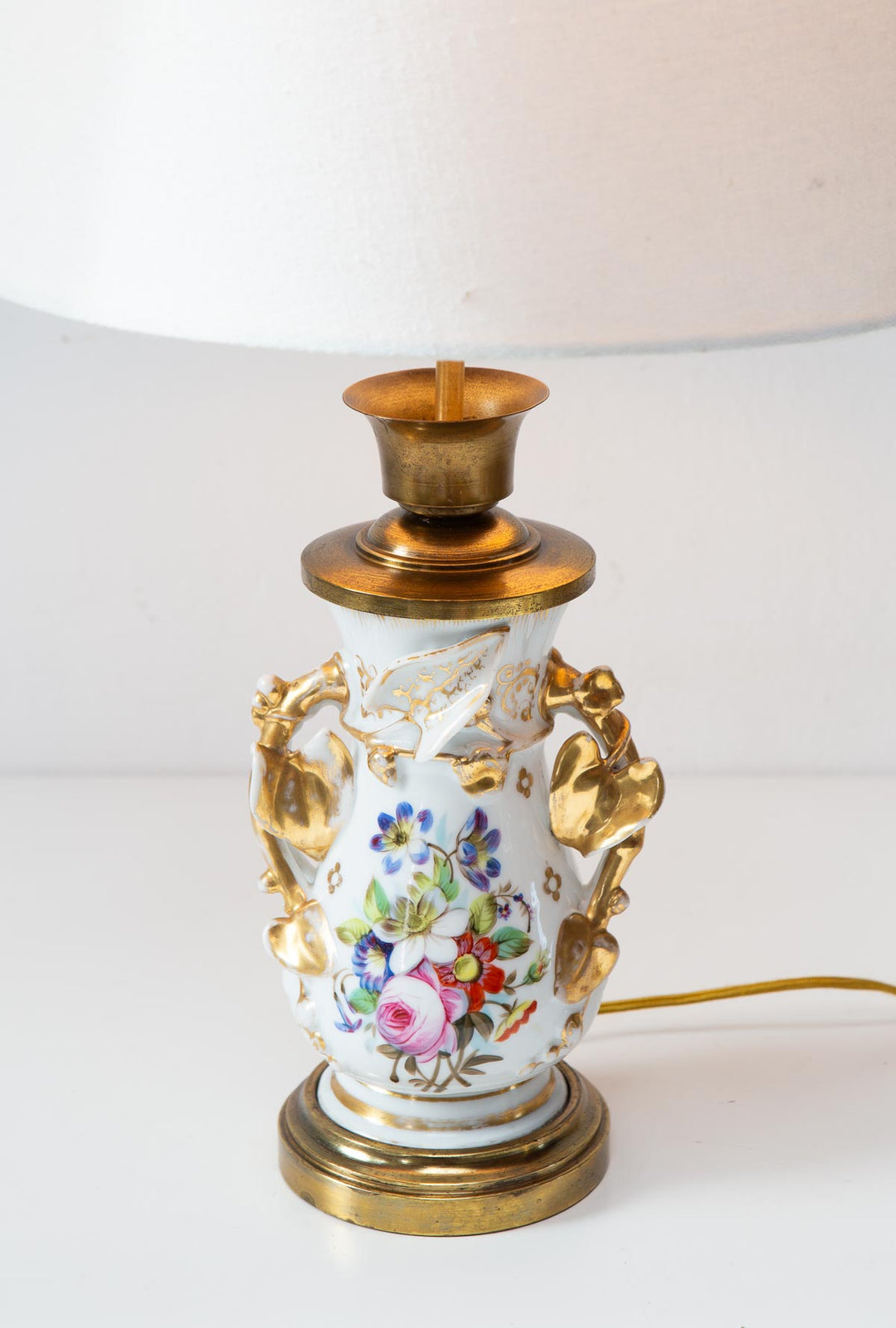 Antigua lámpara mesa francesa porcelana flores s. XIX (38 cm)