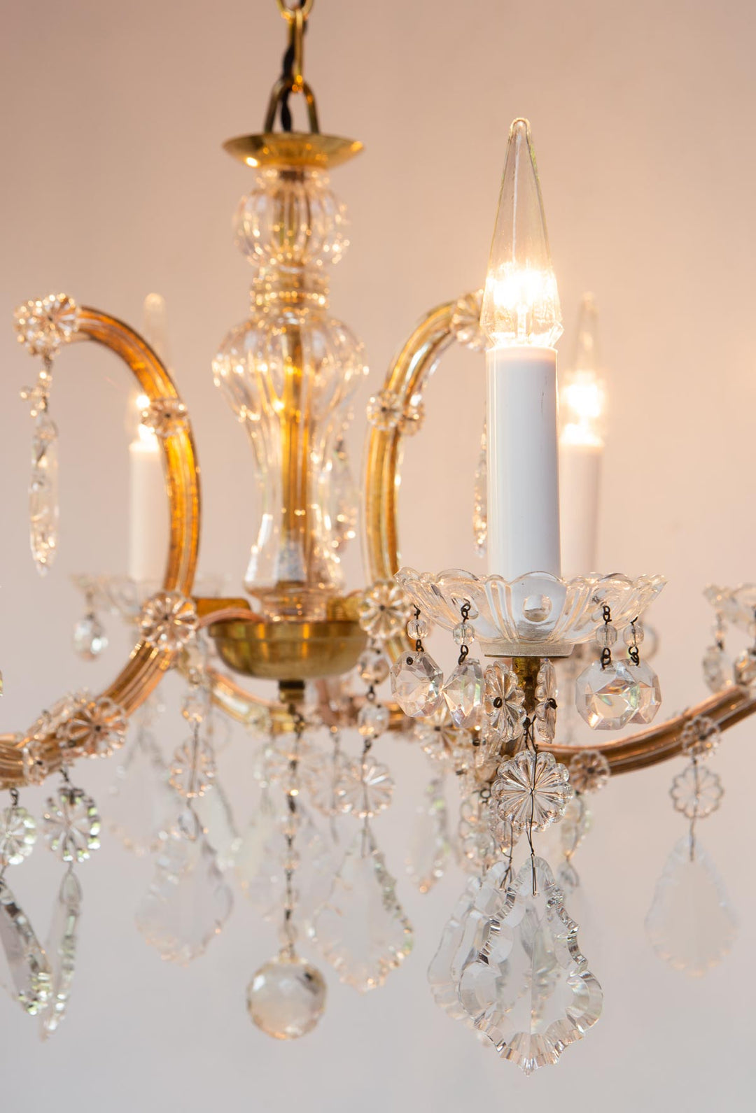 lámpara techo vintage metal dorado y cristales gold chandelier