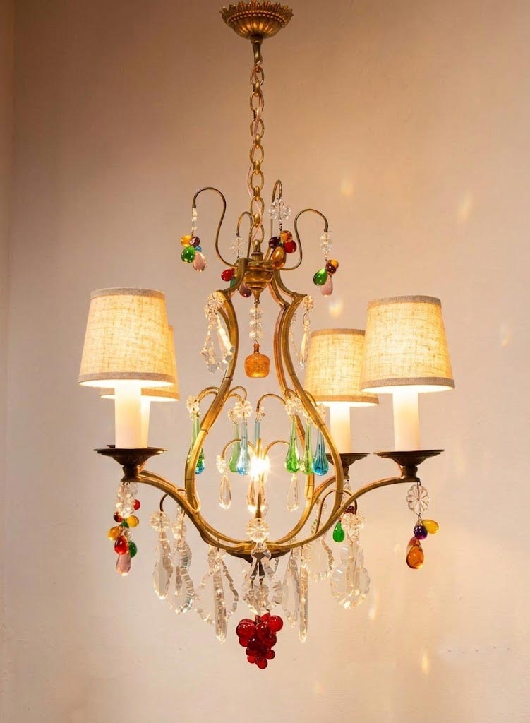 Chandelier francés bronce con cristales colores c. 1950/60s (47 cm)