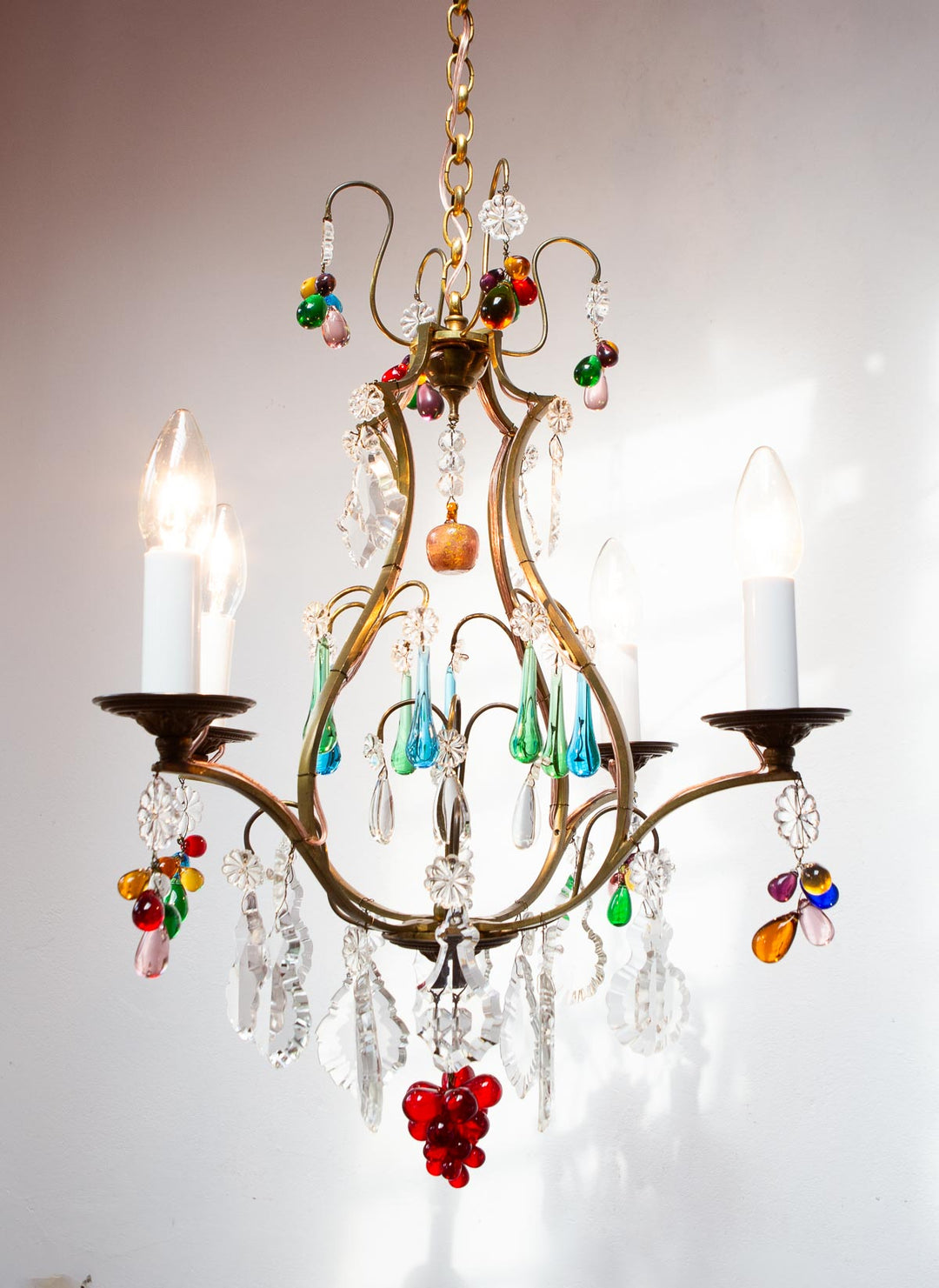 Chandelier francés bronce con cristales colores c. 1950/60s (47 cm)