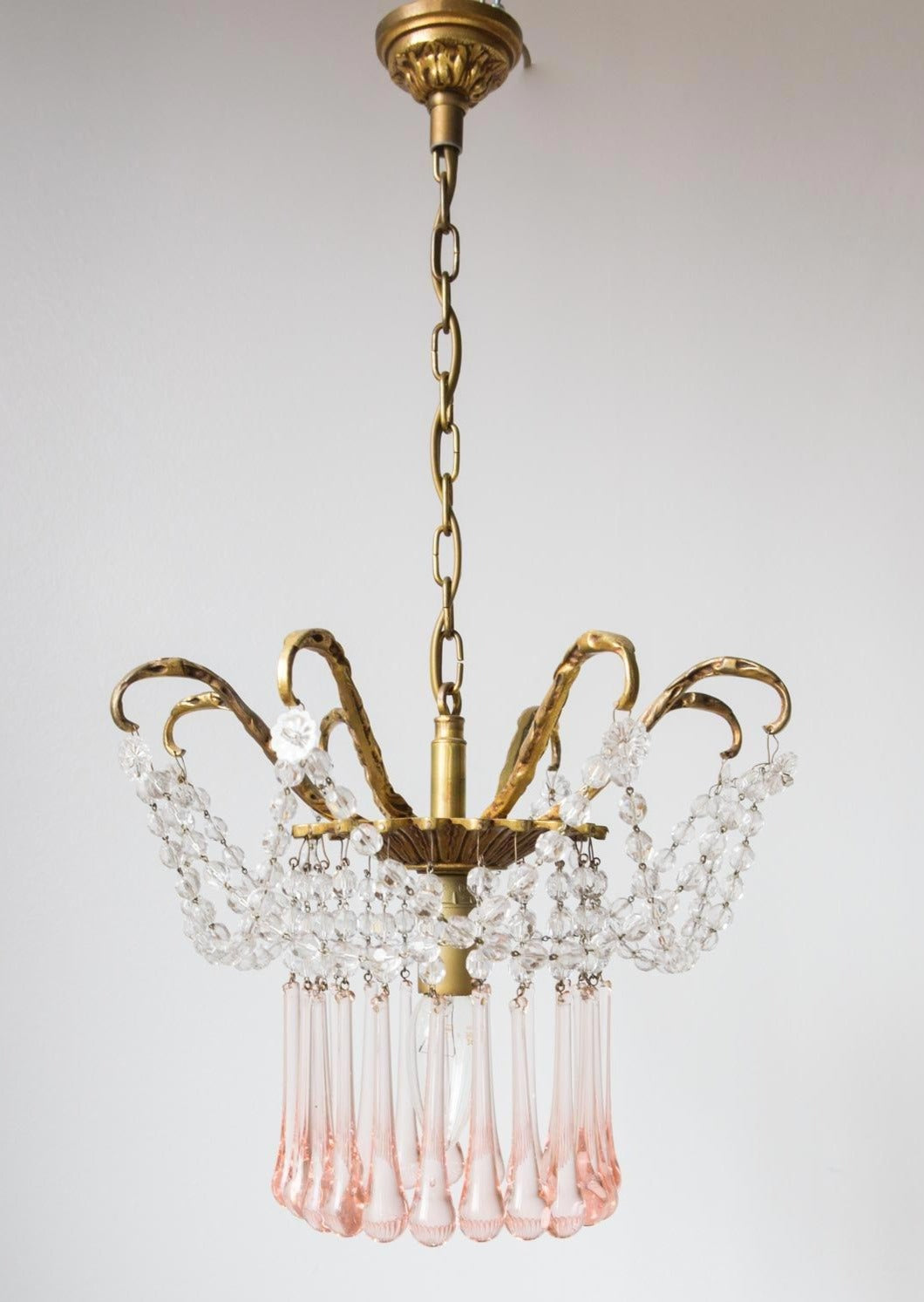 Antigua lámpara de araña bronce y gotas rosa (VENDIDA)