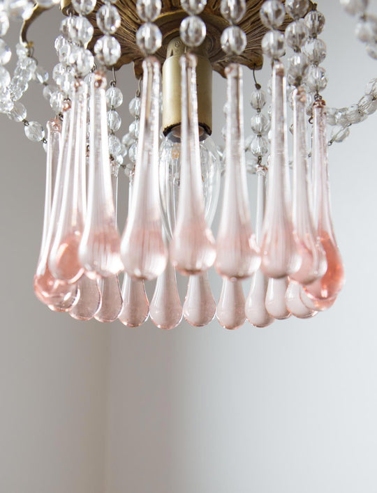 Antigua lámpara de araña bronce y gotas rosa (VENDIDA)