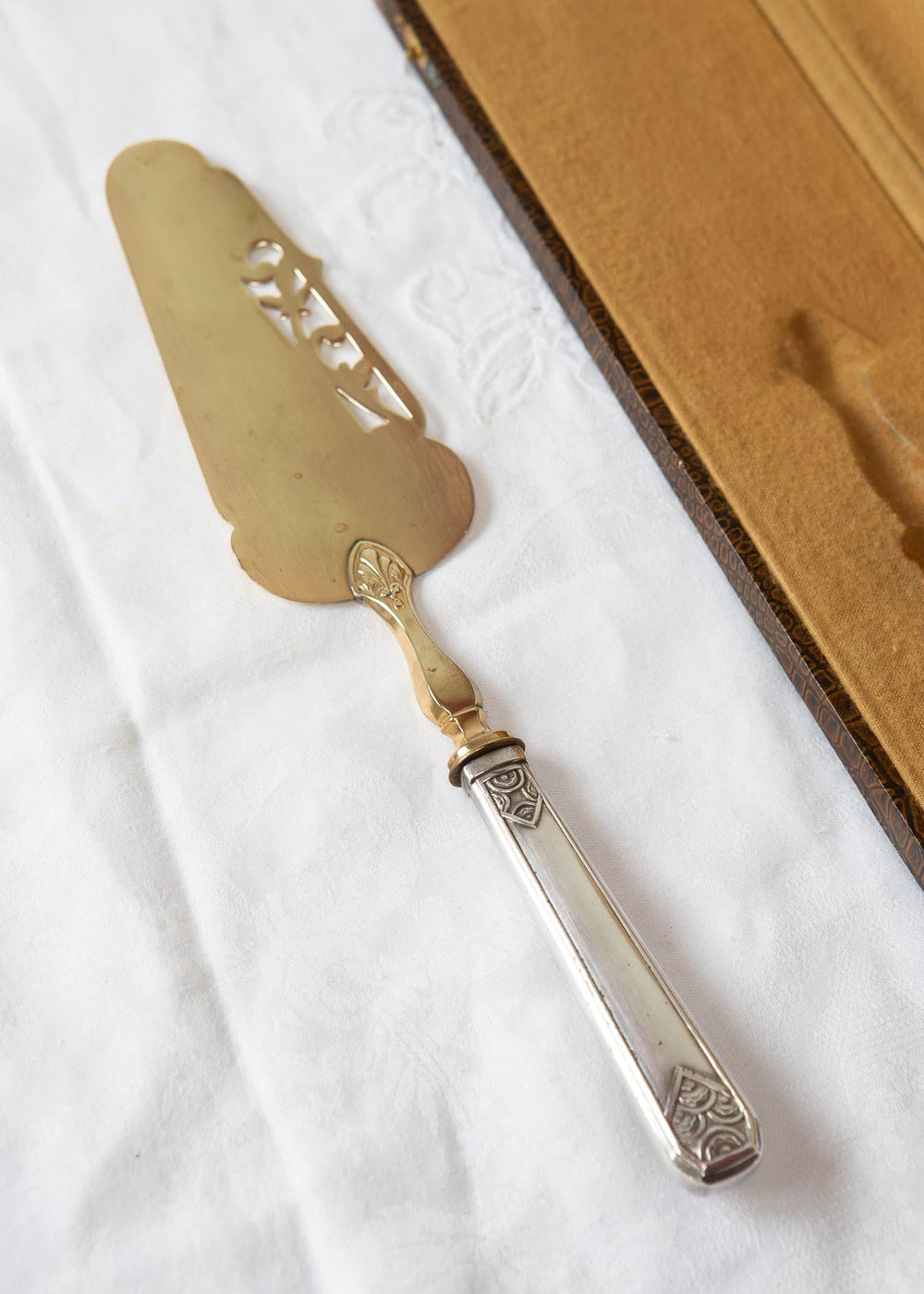 Antigua pala de tarta francesa metal dorado y plateado en estuche