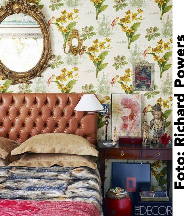 Imagen de inspiración: dormitorio con apliques de espejo y papel pintado