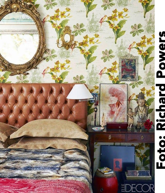 Imagen de inspiración: dormitorio con apliques de espejo y papel pintado