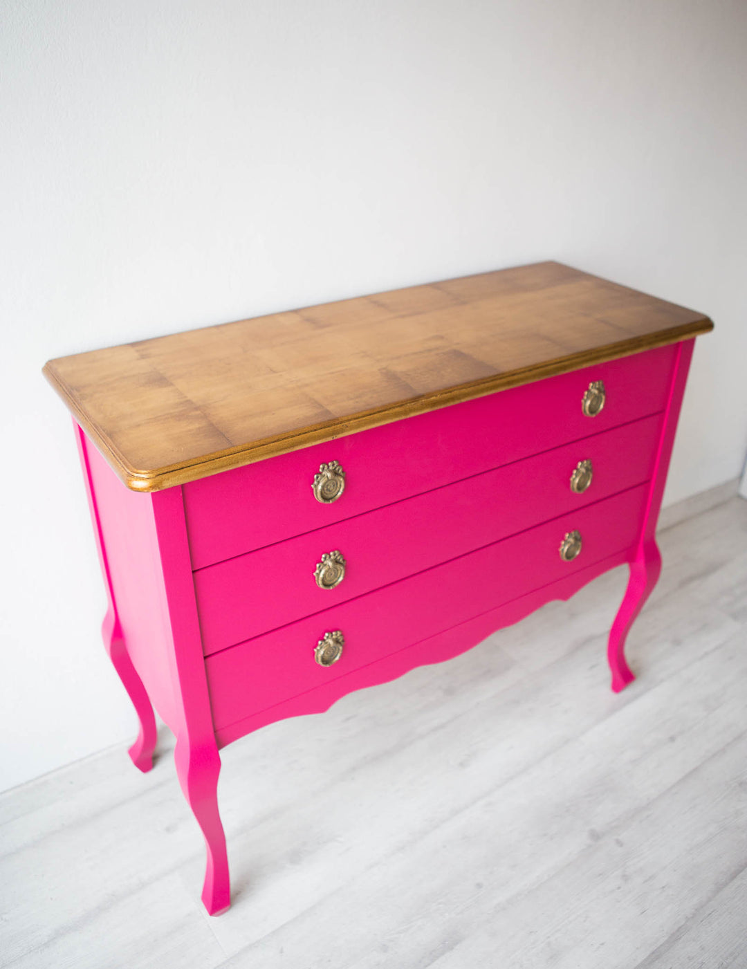 Comoda Roz Cómoda madera rosa fucsia y dorado 3 cajones (DESCATALOGADA) – Vintage&Chic