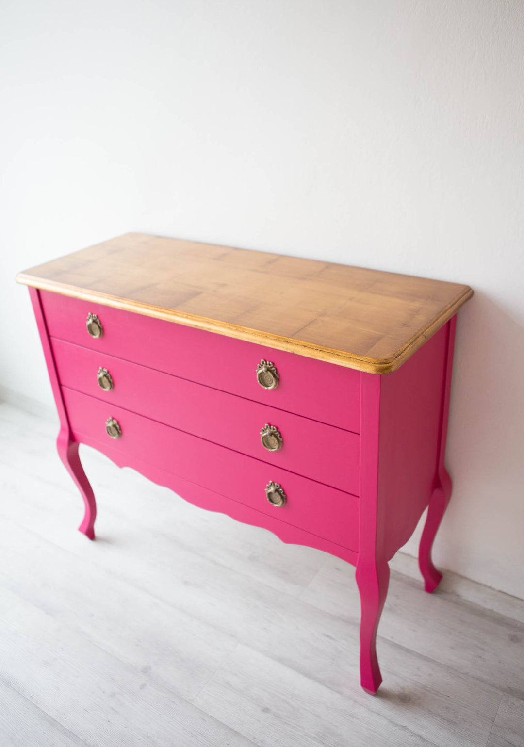 Comoda Roz Cómoda madera rosa fucsia y dorado 3 cajones (DESCATALOGADA) – Vintage&Chic