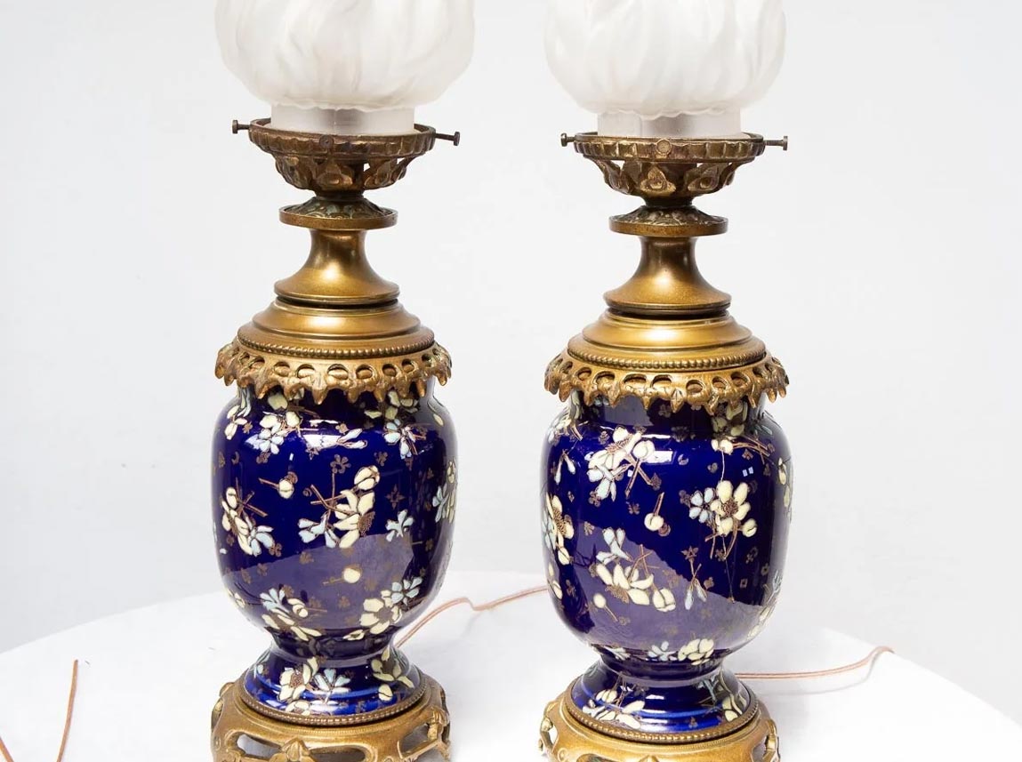 Pareja de lámparas de mesa antiguas de cerámica azul cobalto con flores, monturas de metal dorado y tulipas de cristal