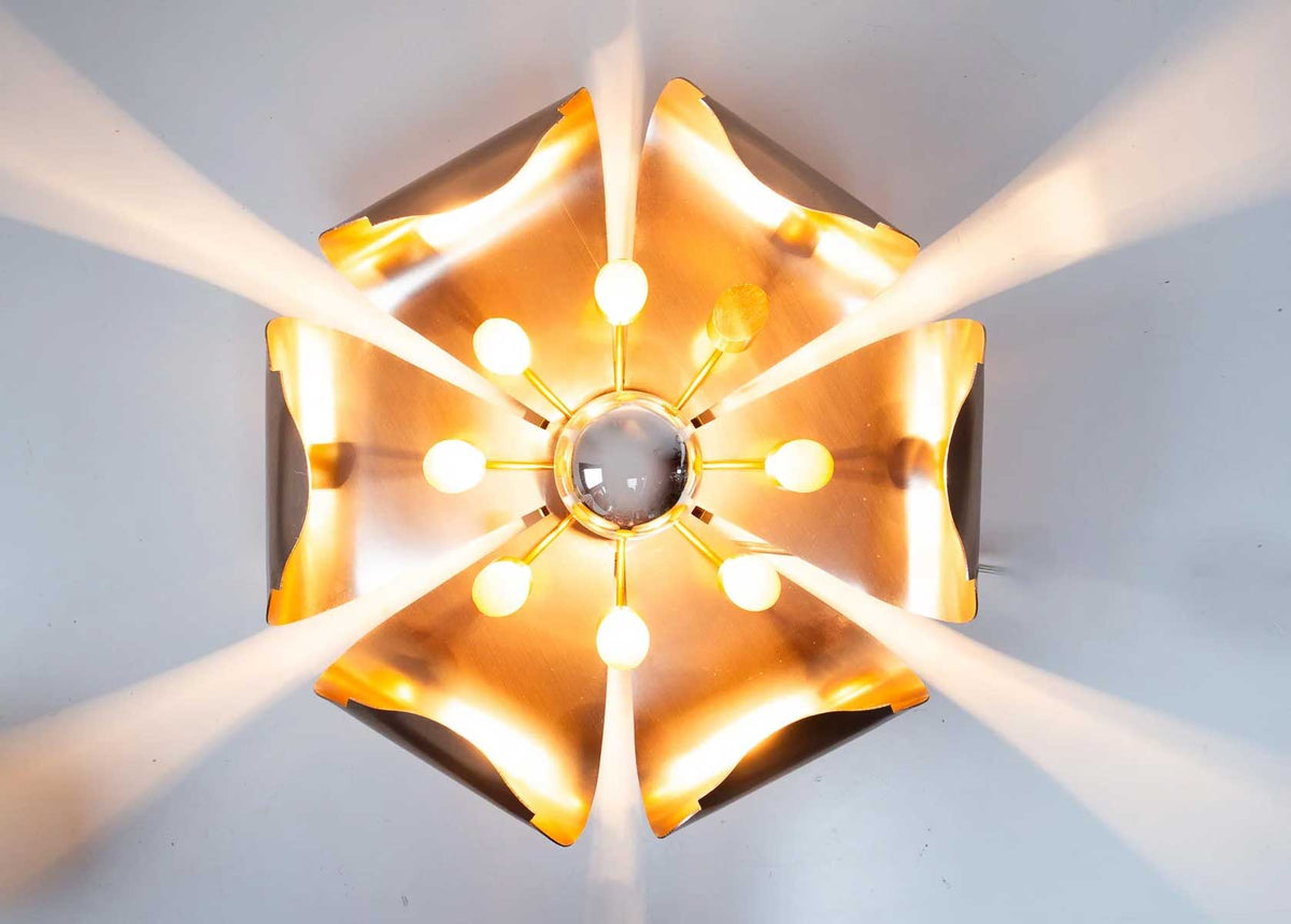 Plafón vintage de aluminio y latón con forma de flor, encendido, reanimado en el taller de Vintage&Chic en Gijón