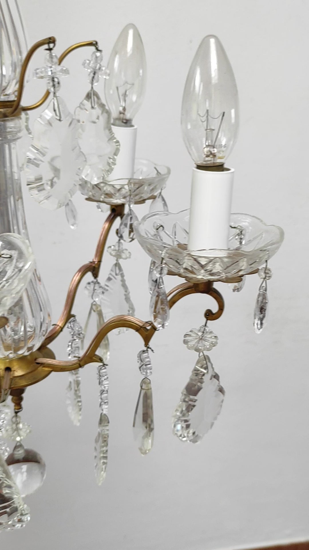 Chandelier francés bronce con cristales c. 1950/60s (38 cm)