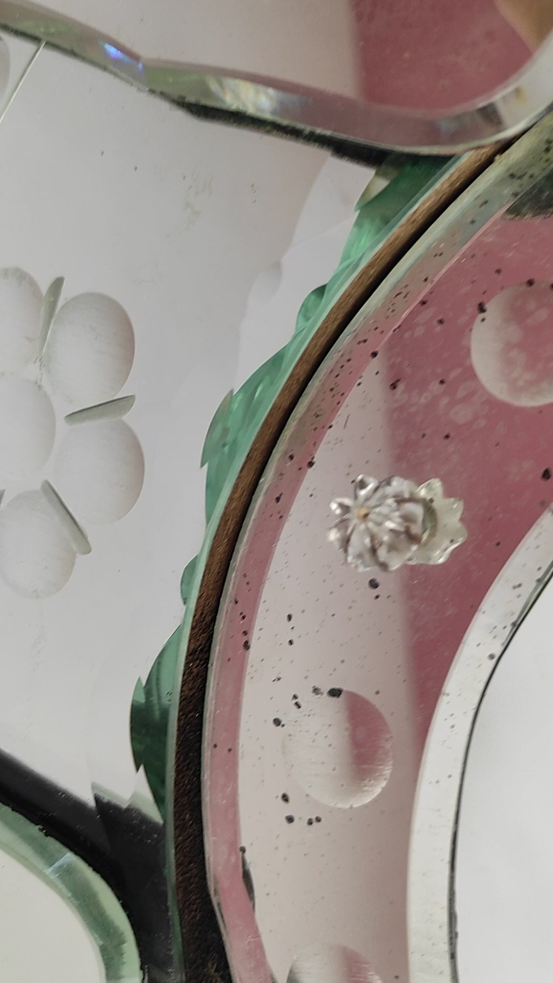 Gran espejo veneciano con copete c. 1940/50s (100*69 cm)