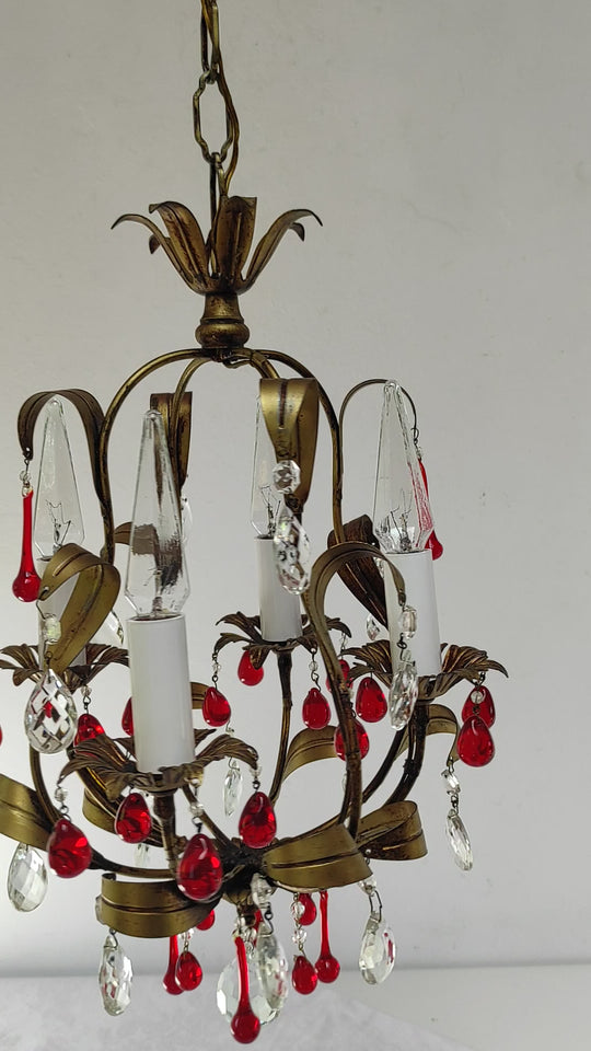 Pequeño chandelier italiano metal dorado con hojas y gotas rojas c. 1960 (28 cm)