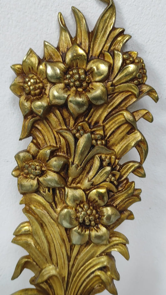 Pareja apliques franceses cesta con flores bronce s. XX (32 cm)