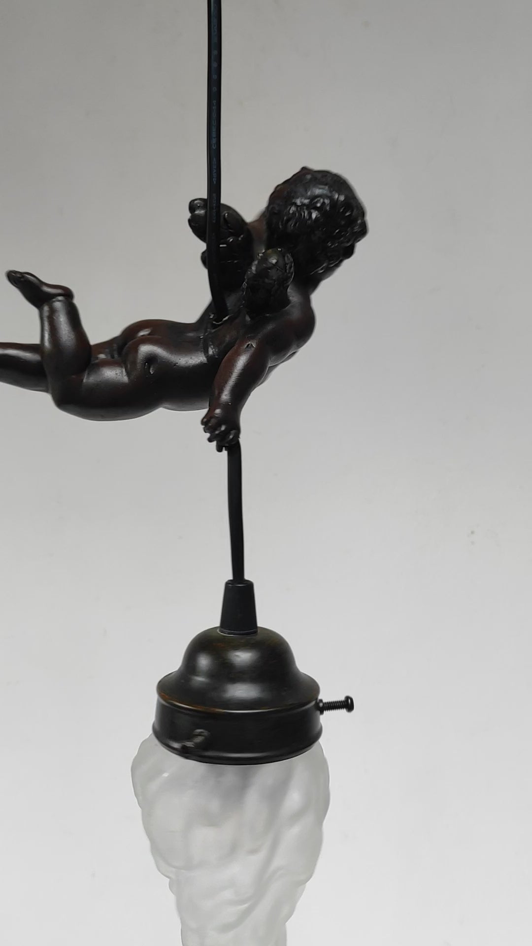 Pequeña lámpara de techo angelote con tulipa finales s. XX