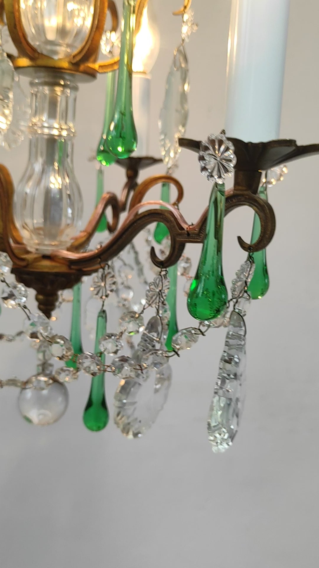 Antiguo chandelier francés bronce gotas cristal verde c. 1950/60s (34 cm)