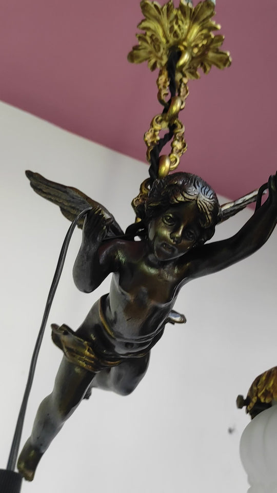 Antigua lámpara de techo francesa con ángel cupido amore erote bronce con tulipas s. XIX