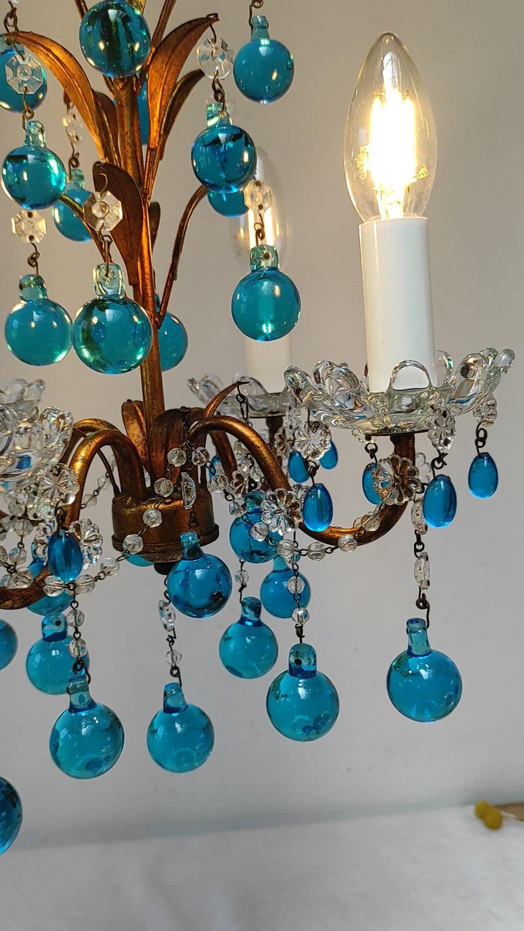 Chandelier italiano metal dorado gotas cristal Murano azul turquesa c. 1960 (26 cm)