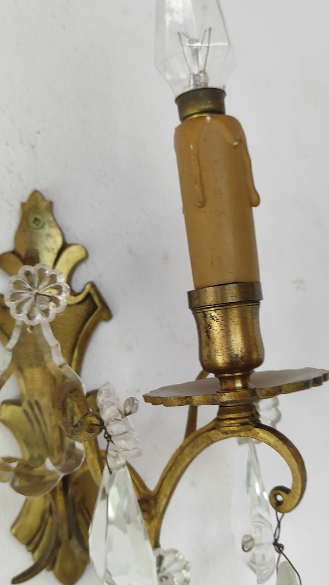 Pareja antiguos apliques franceses bronce dorado y cristales c. 1950