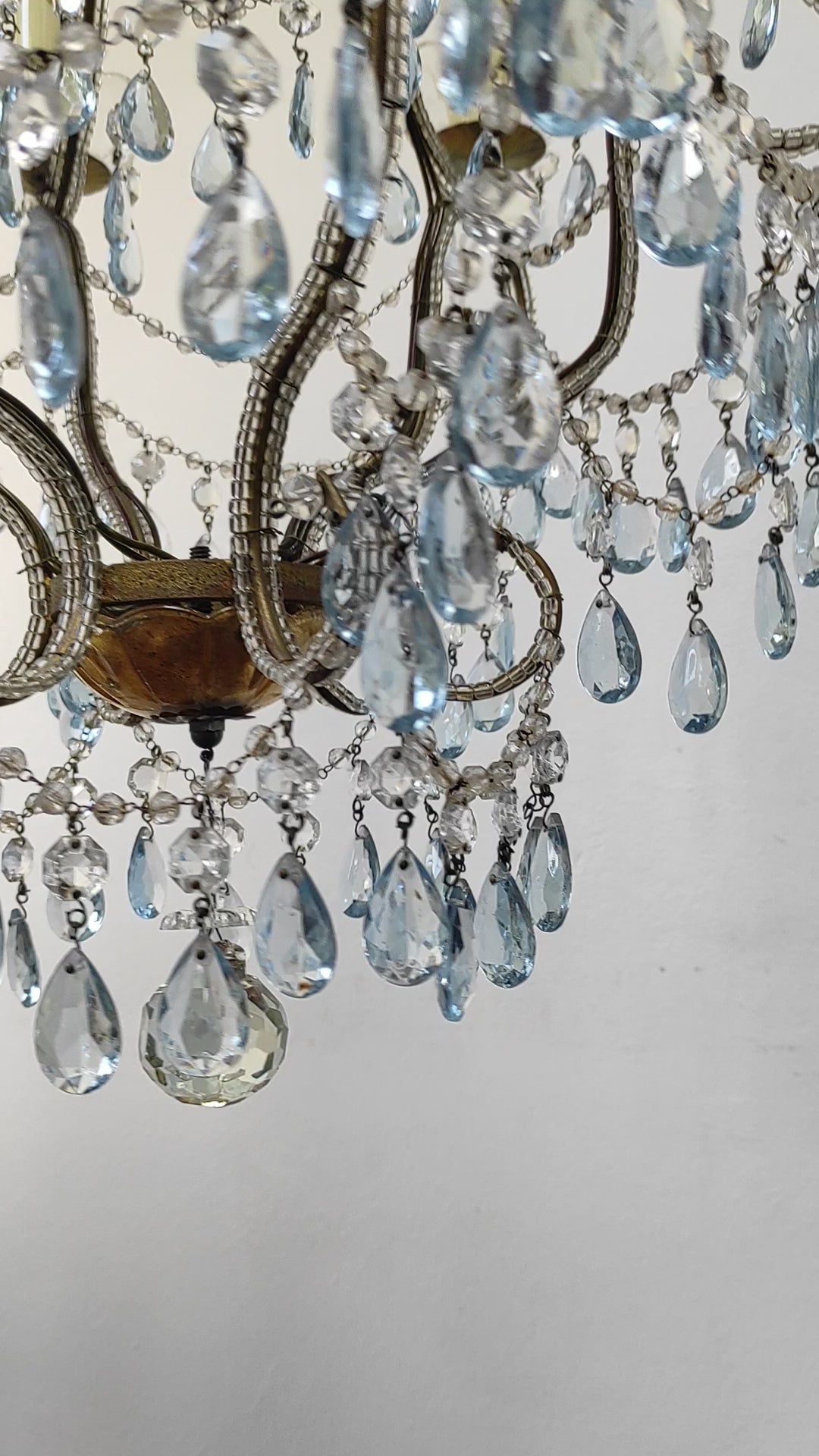 Chandelier italiano cascada metal dorado con cristales azules c. 1960 (42 cm)