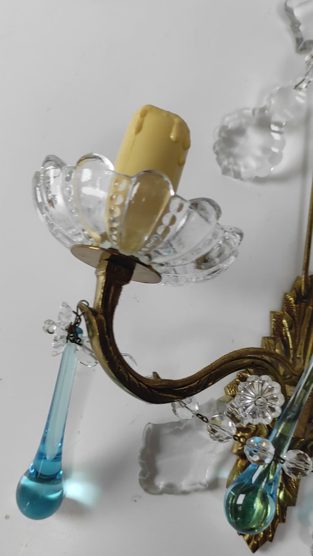 Pareja apliques franceses latón y lágrimas de cristal azul c. 1960s