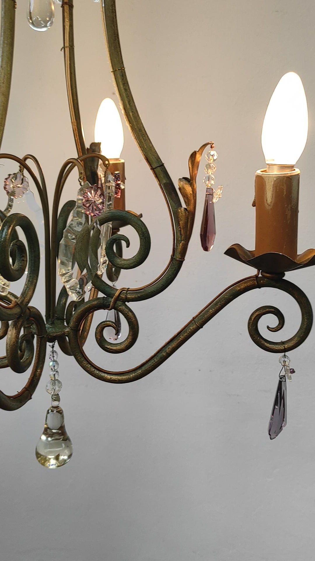 Antiguo chandelier francés hierro patinado verde y dorado cristales c. 1900 (50 cm)