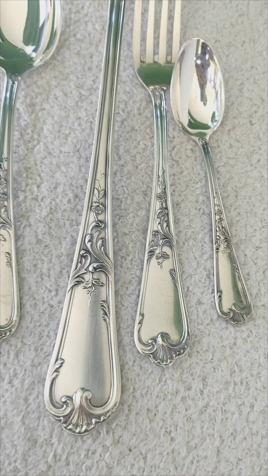 Antigua cubertería francesa ERCUIS para 12 estilo Louis XV, baño plata 100 (37 PIEZAS)