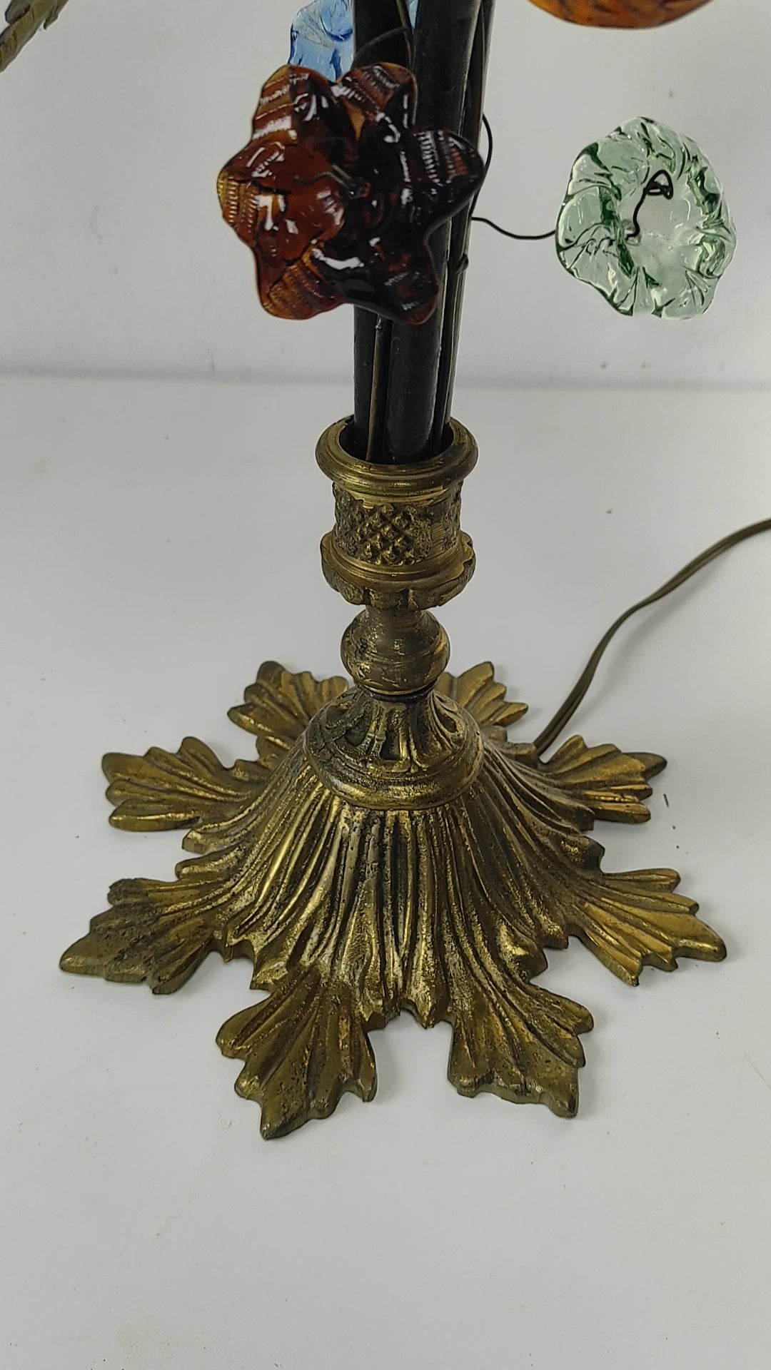 Antigua lámpara mesa bronce y racimos cristal Murano s. XX (57 cm)