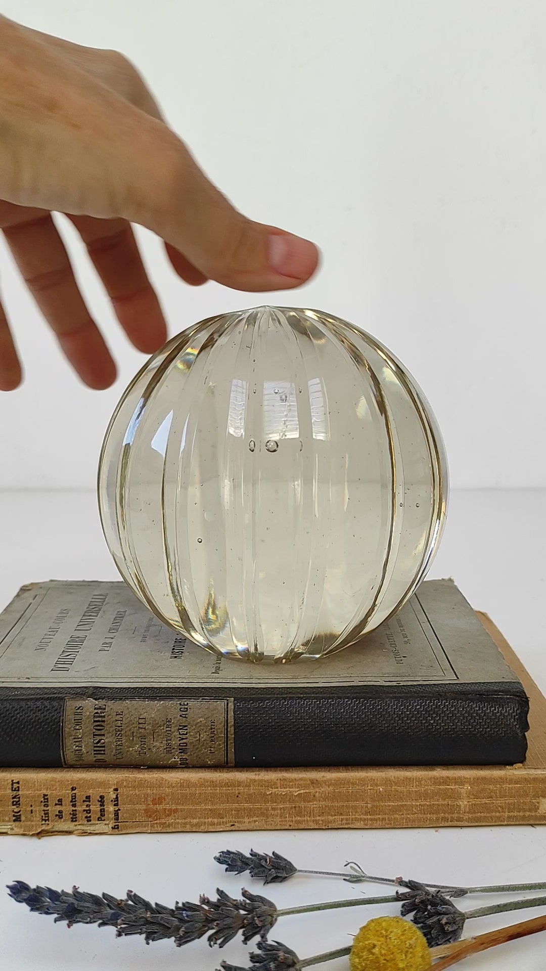 Gran pisapapeles esfera de cristal amarillo s. XX (11,5 cm)
