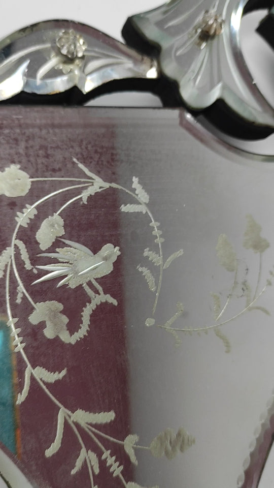 Espejo veneciano rectangular "pájaros" con cristal oval biselado y copete c. 1950