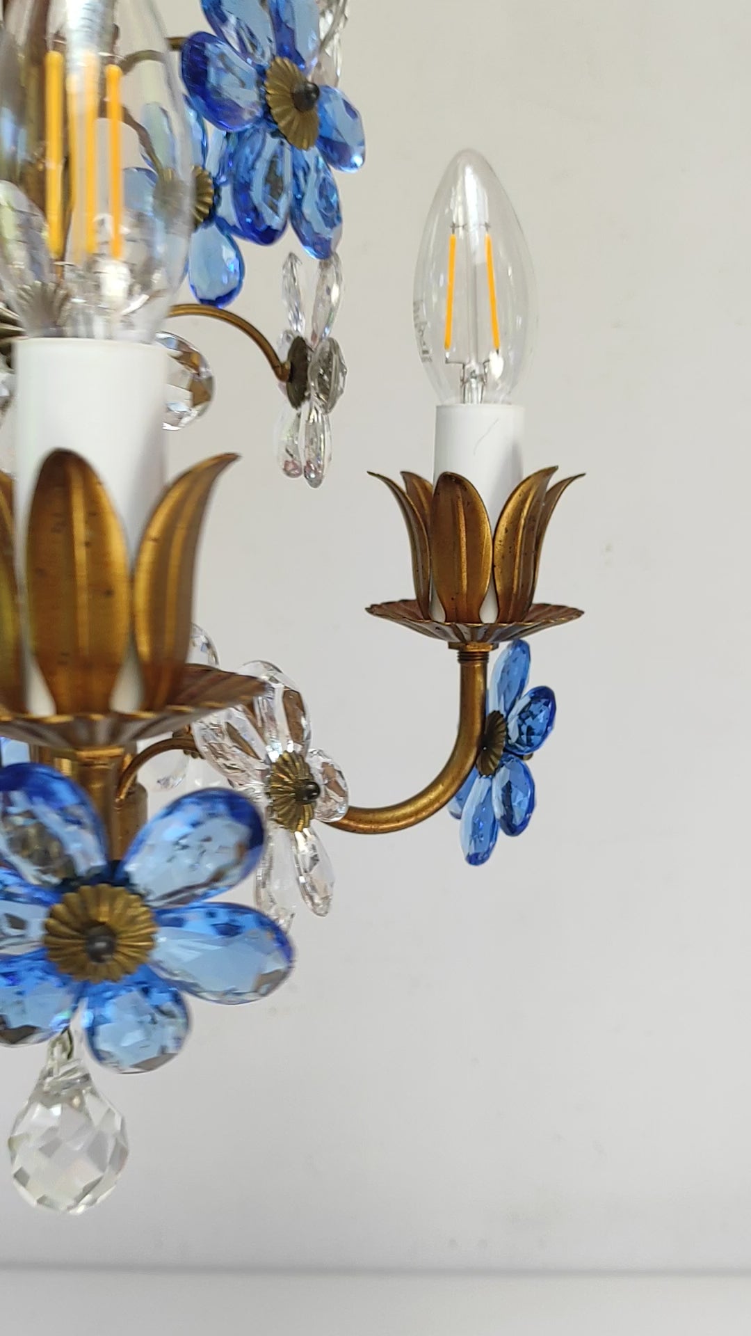 Chandelier italiano metal dorado flores cristal azul c. 1970 (24 cm)