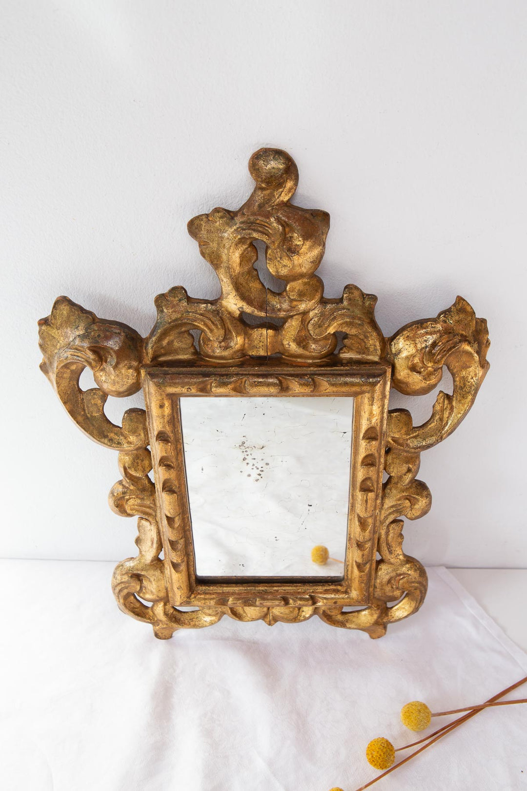 Antiguo espejo francés de madera tallada dorado al oro fino (38,5*29,5 cm)