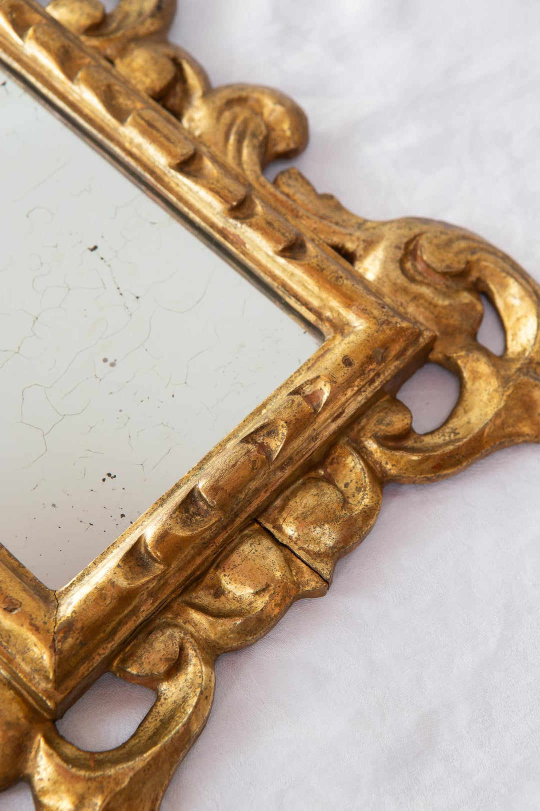 Antiguo espejo francés de madera tallada dorado al oro fino (38,5*29,5 cm)