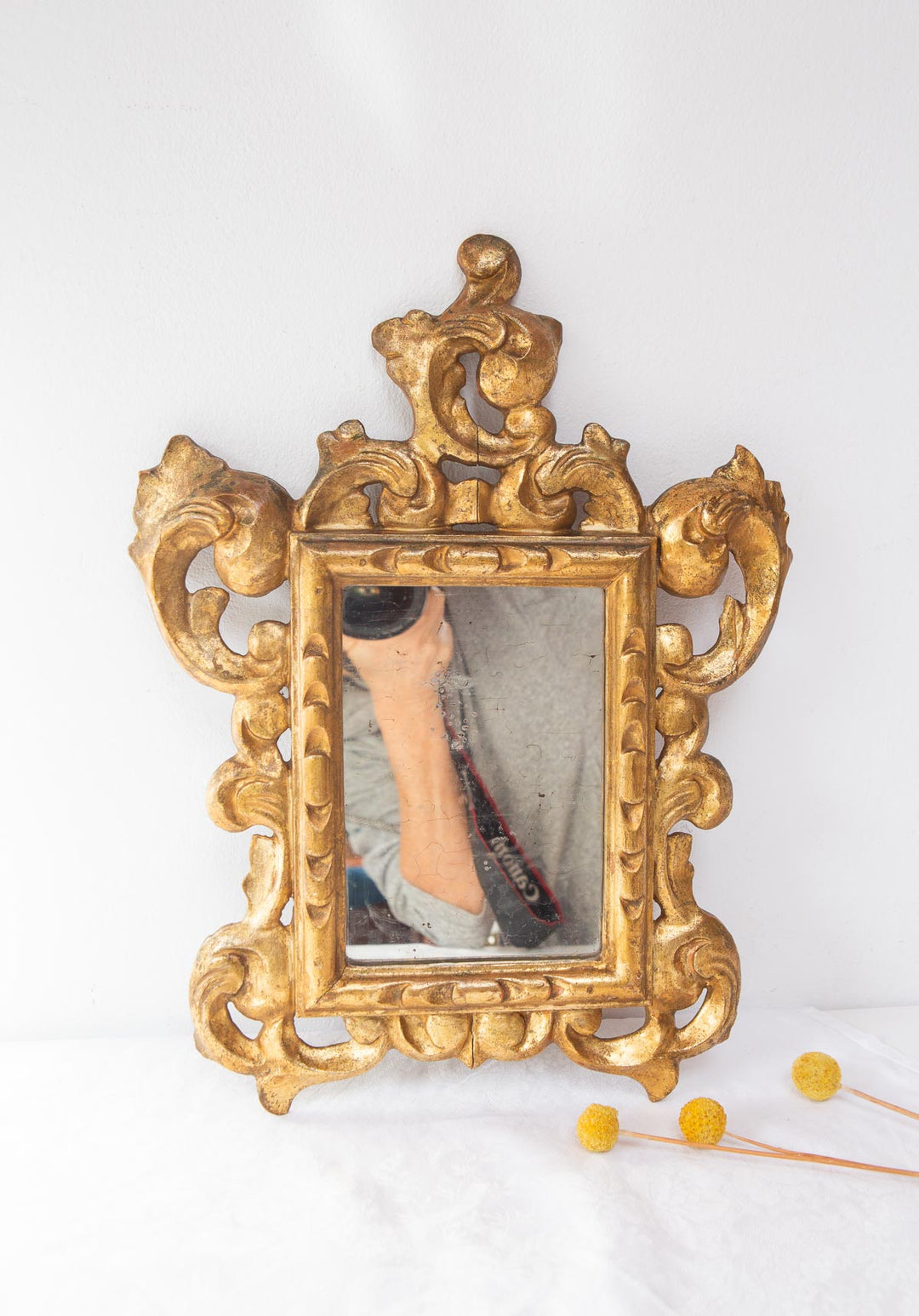 Antiguo espejo francés de madera tallada dorado al oro fino (38,5*29,5 cm)